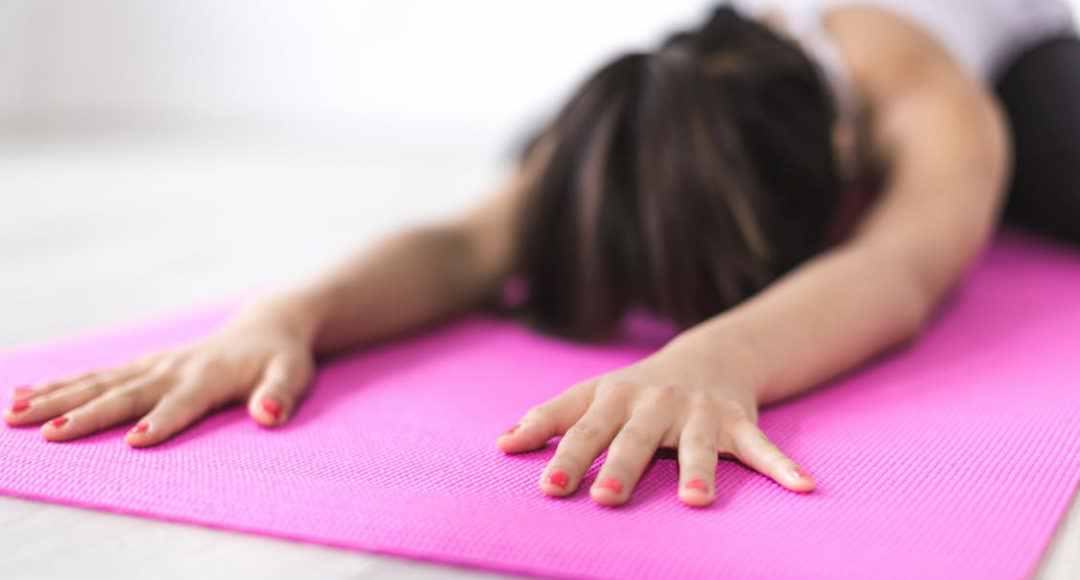 Yoga și reconectarea cu corpul nostru - o piesă în recuperarea după traumă